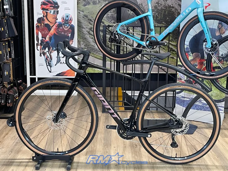 Giant Revolt Advanced 2 Medium Carbon 2025 Ex-Display-1