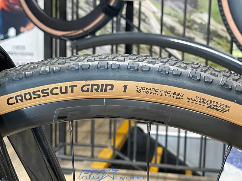 Giant Revolt Advanced 2 Medium Carbon 2025 Ex-Display-9