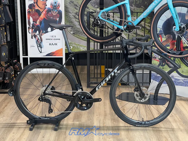 Giant TCR Advanced Pro 1 Di2 Large in Carbon 2025 Ex-Display