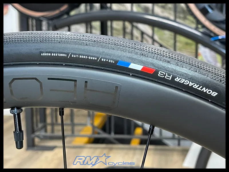 Trek MADONE SL 6 Gen 8 Gloss Dark Star/Deep Matte Smoke 2025-12