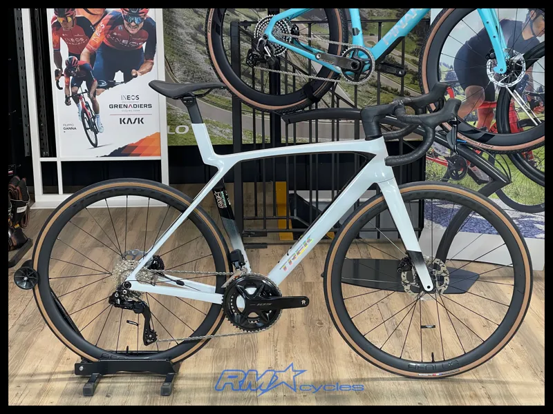 Trek Madone SL6 White Prismatic 2025