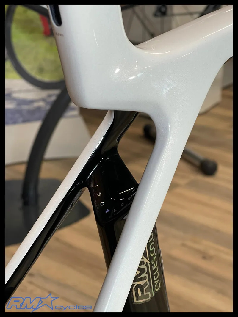 Trek Madone SL6 White Prismatic 2025-6
