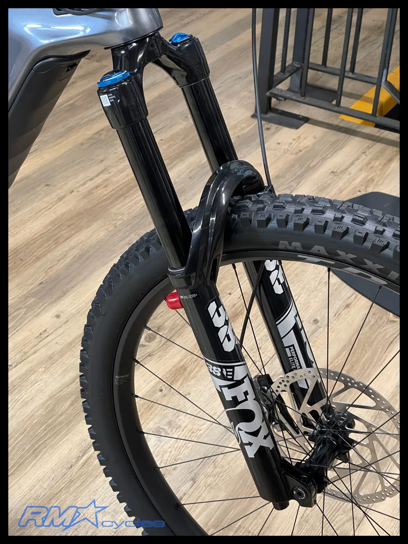 Giant Reign Advanced E+ 1 Electric Mountain Bike in Mercury/Carbon Smoke-9