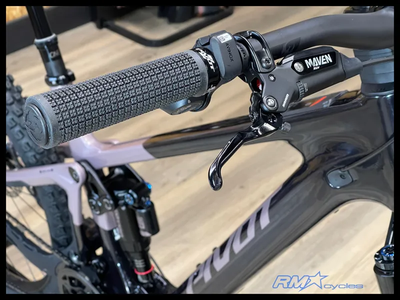 Pivot Cycles Shuttle AMPd / Pro X0 Burgundy Berry Freeze-9