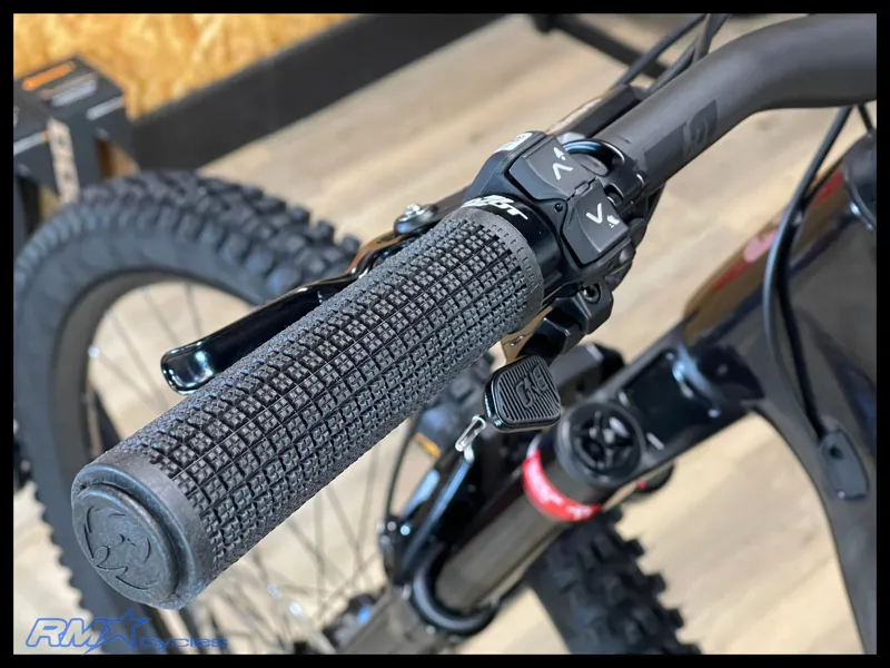 Pivot Cycles Shuttle AMPd / Pro X0 Burgundy Berry Freeze-10