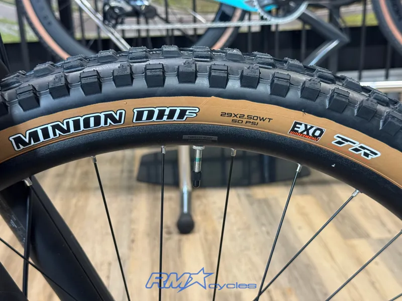 Giant Stance E+ 1 eMountain Bike in Charcoal/Black-12