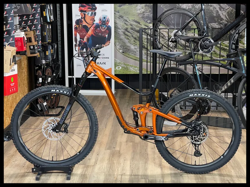 2022 Giant Trance X 29 2 Trail Bike in Amber Glow/Black