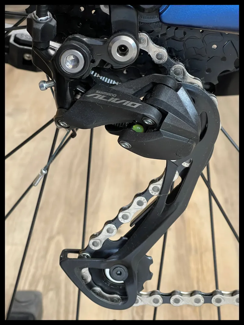 2022 Giant Explore E+ 2 Stagger Frame Trekking eBike in Metallic Navy-3