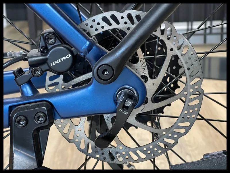 2022 Giant Explore E+ 2 Stagger Frame Trekking eBike in Metallic Navy-7