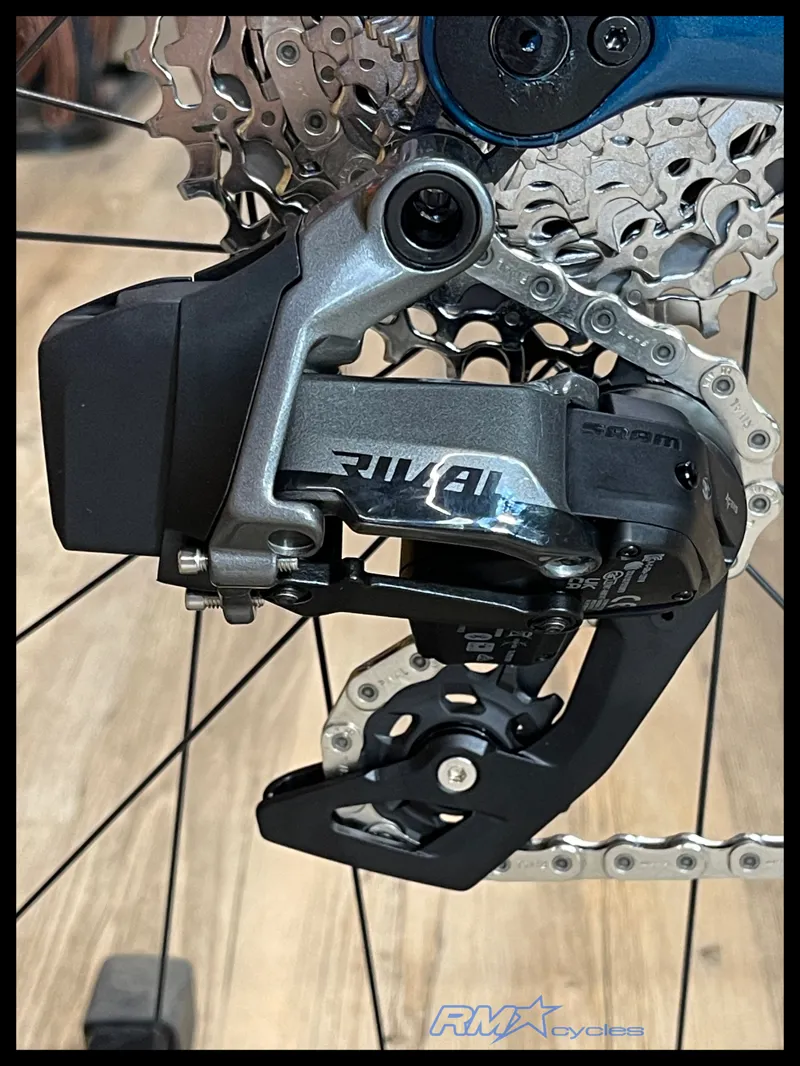 Giant Defy Advanced E+ Elite 2 E-Road Bike In Gloss Sea Sparkle-2