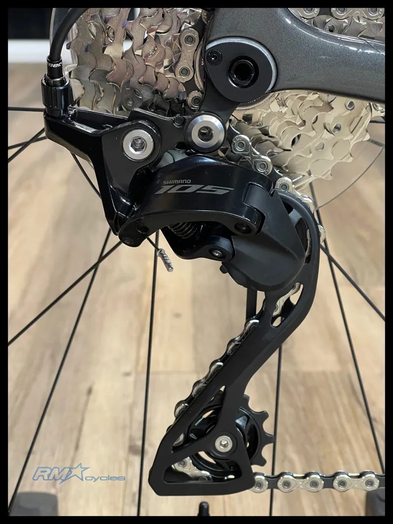 Giant Defy Advanced Pro 2 Road Bike in Stealth Chrome-3