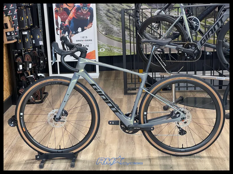 Giant Revolt Advanced 0 Gravel Bike In Gloss Aurora Noise