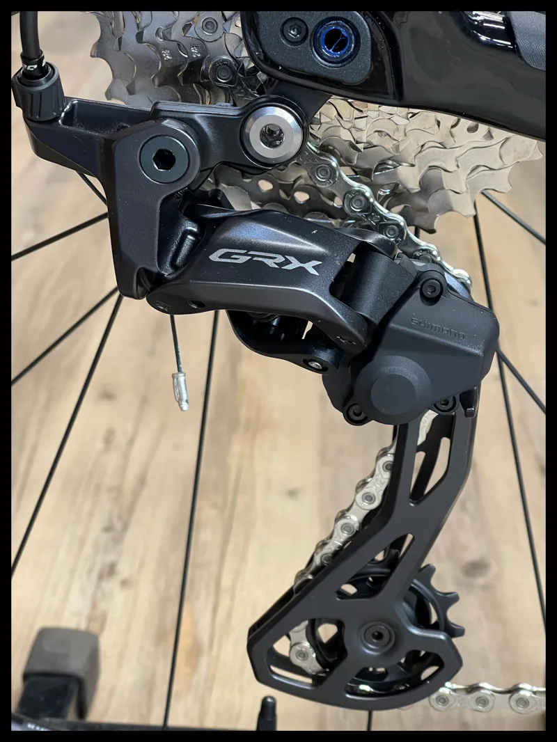 Giant Revolt Advanced 2 Gravel Bike In Gloss Carbon-2