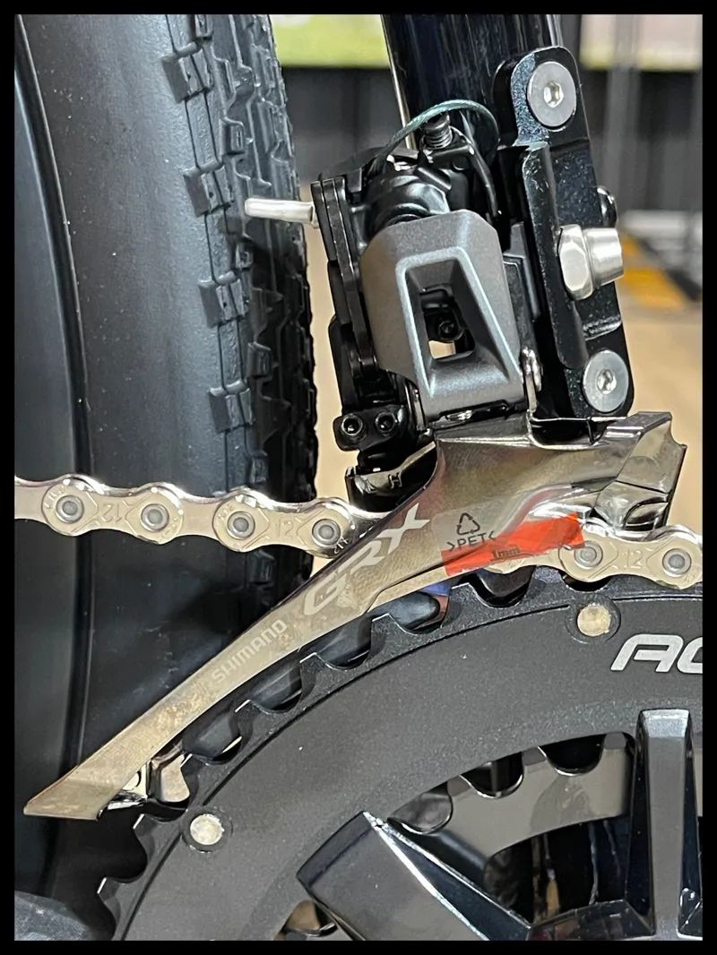 Giant Revolt Advanced 2 Gravel Bike In Gloss Carbon-3