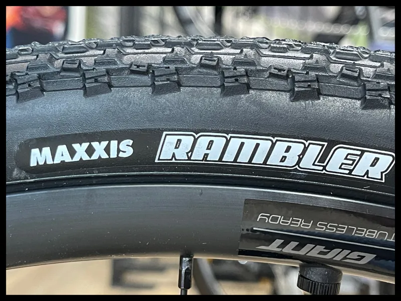 Giant Revolt Advanced 2 Gravel Bike In Gloss Carbon-7