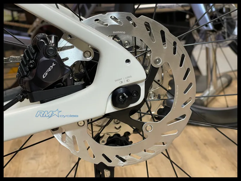 Giant Revolt Advanced 0 Gravel Bike in Snow Drift-9