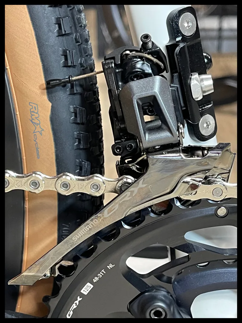 Giant Revolt Advanced 0 Gravel Bike in Snow Drift-6