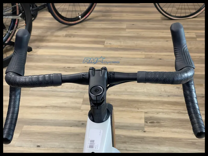 Giant Revolt Advanced 0 Gravel Bike in Snow Drift-7