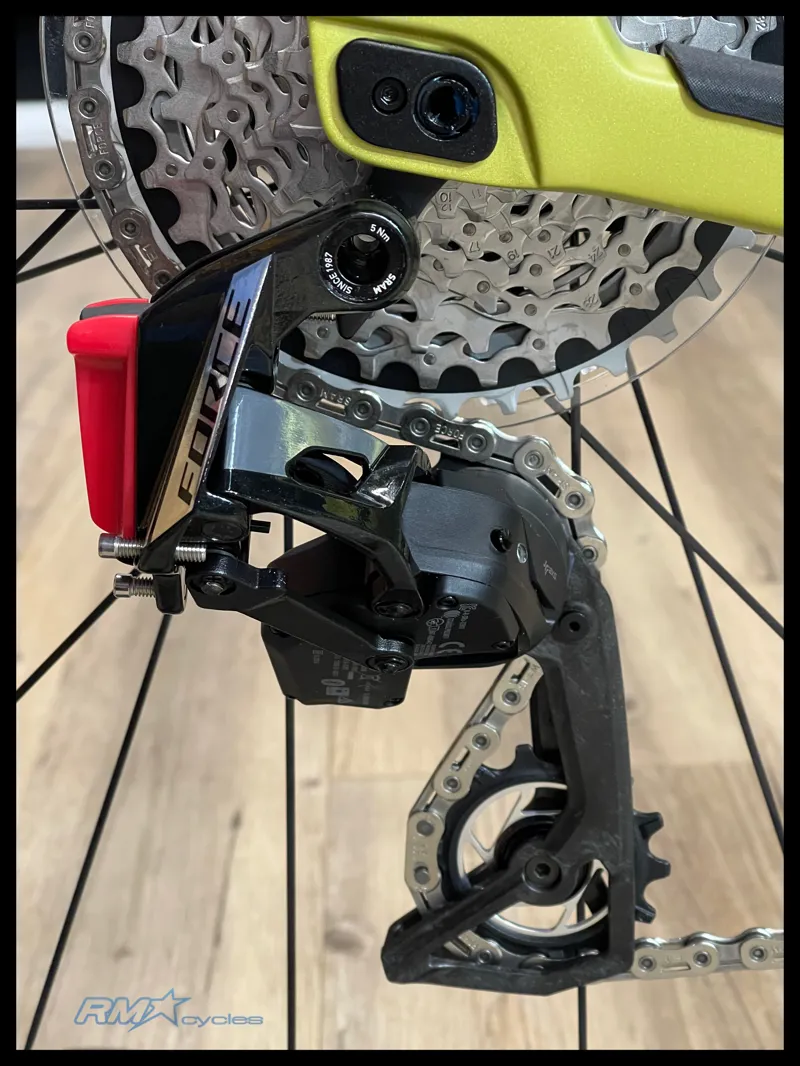 Giant Revolt Advanced Pro 0 Gravel Bike in Cyber Lime-3