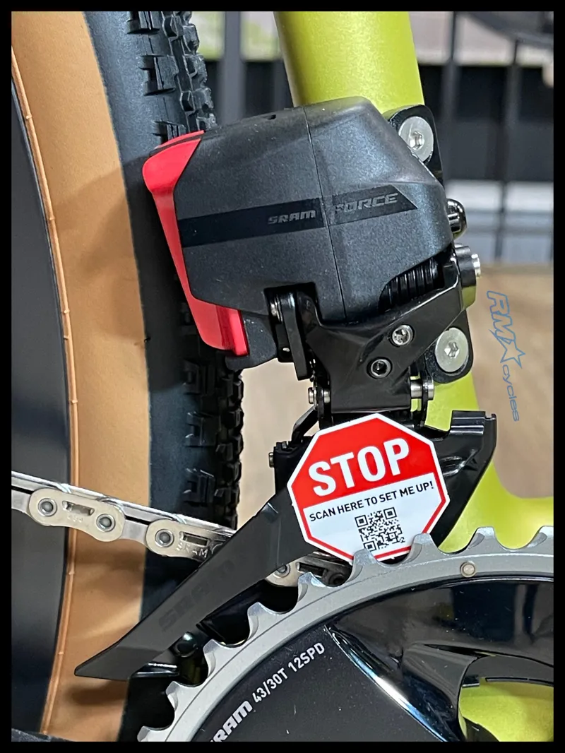 Giant Revolt Advanced Pro 0 Gravel Bike in Cyber Lime-4