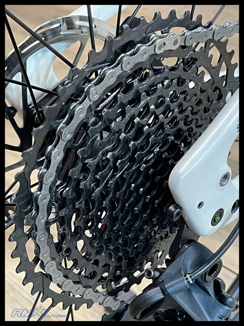 Specialized Sirrus 6.0 Large White 2025 Approved Used-3