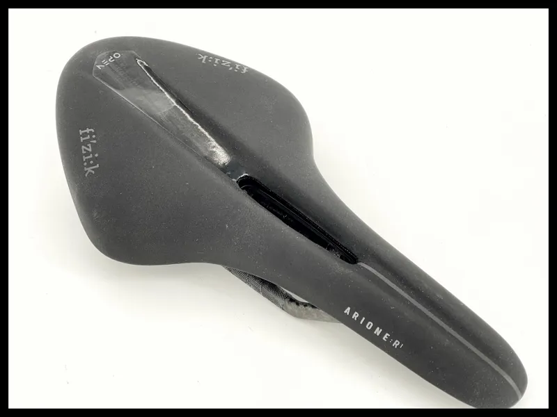 Fizik Arione R1 Open Black 142mm carbon braided 7x9mm