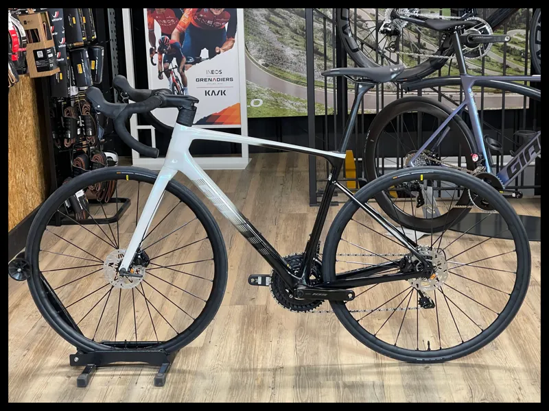 Giant Defy Advanced Pro Unicorn White Medium 2024 Ex-Demo-1