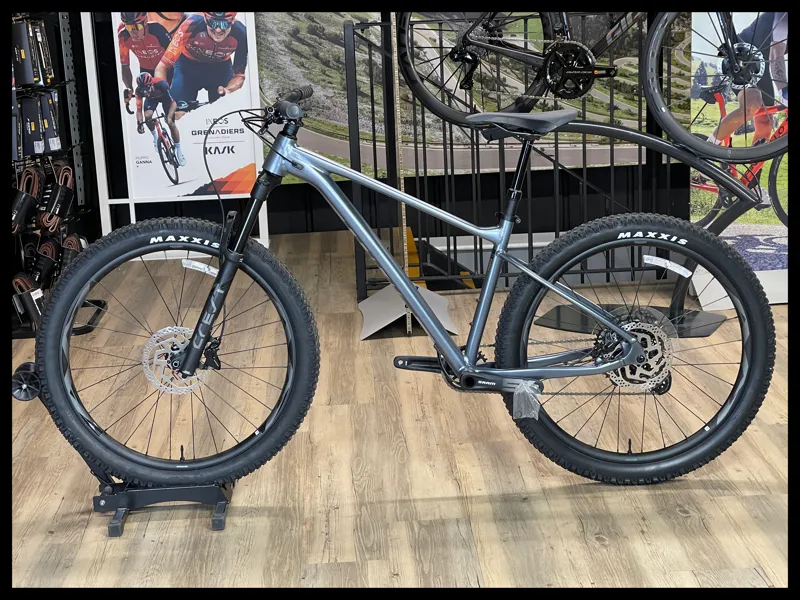 Giant Fathom 1 Knight Shield Medium 2022-1