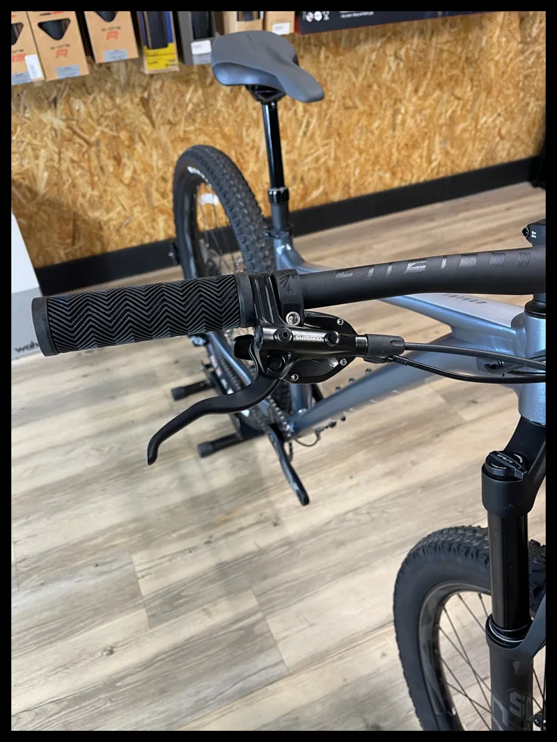 Giant Fathom 1 Knight Shield Medium 2022-6