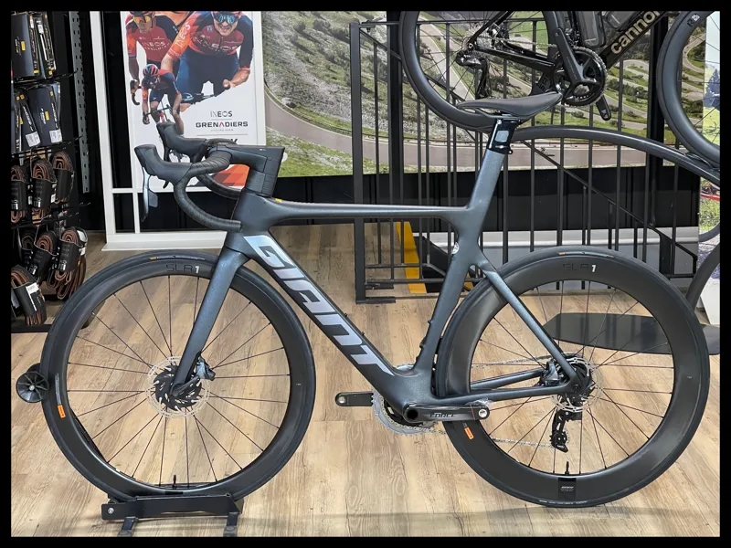 Giant Propel Advanced SL 1 Disc Medium Black Diamond 2022 Ex-Display-1
