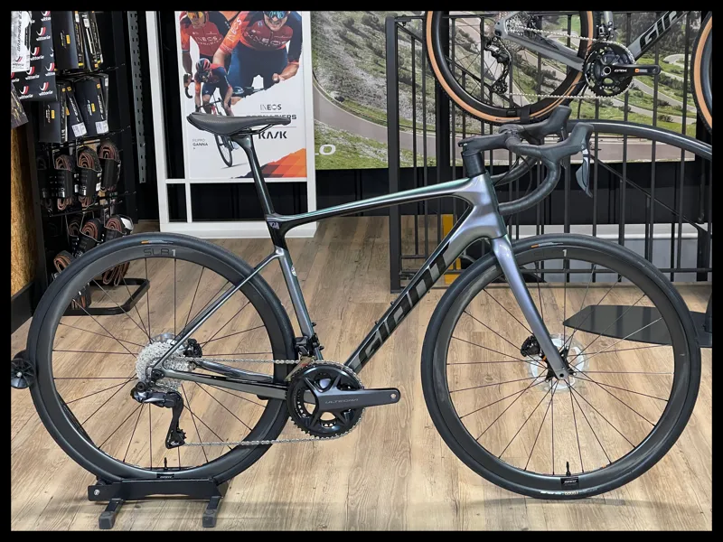 Giant Defy Advanced Pro 1 Medium Airglow 2022