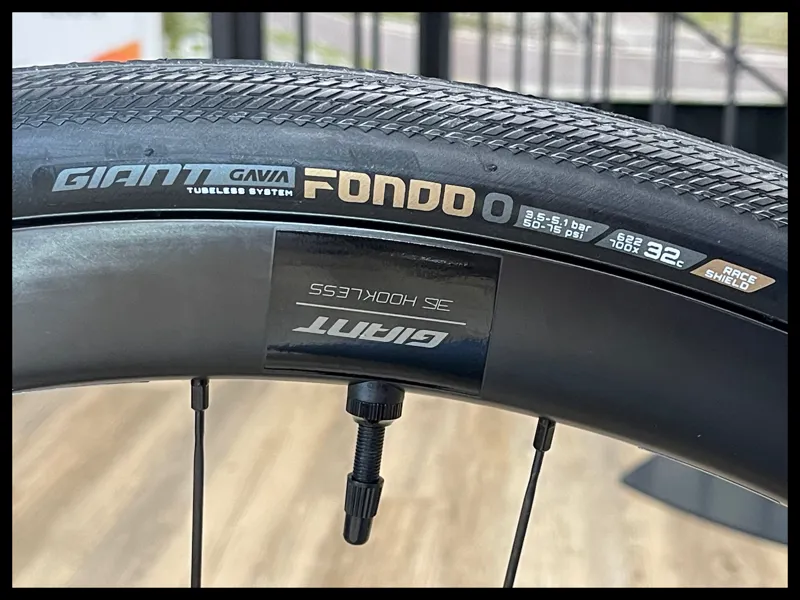 Giant Defy Advanced Pro 1 Medium Airglow 2022-8