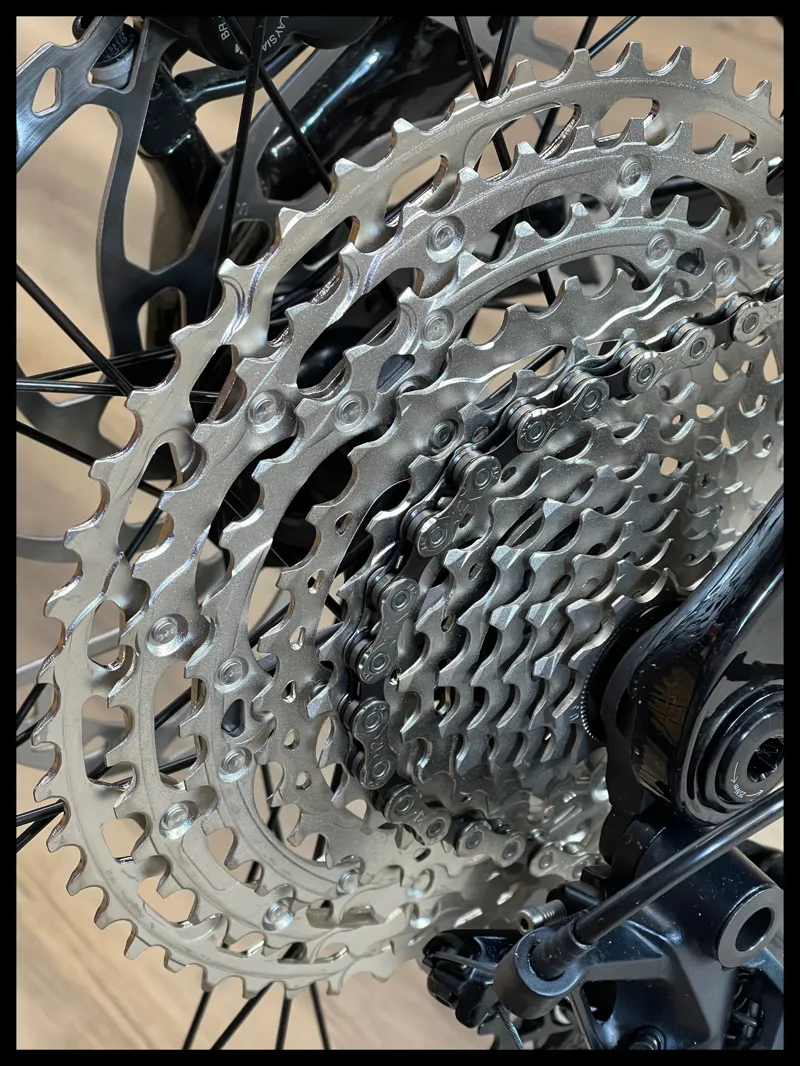 Giant Reign Advanced 2 Medium Sangria/Carbon 2025-2