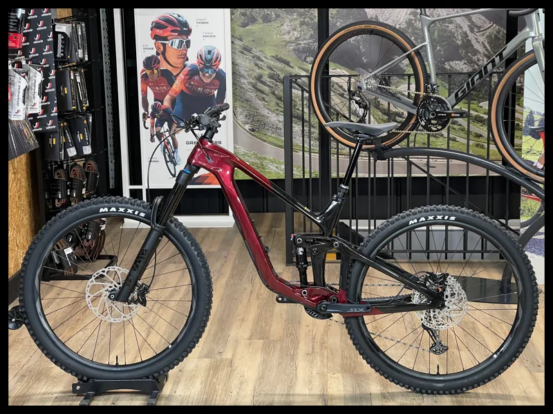 Giant Reign Advanced 2 Medium Sangria/Carbon 2025-1