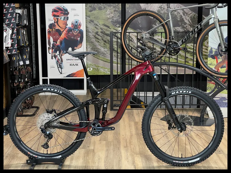 Giant Reign Advanced 2 Medium Sangria/Carbon 2025