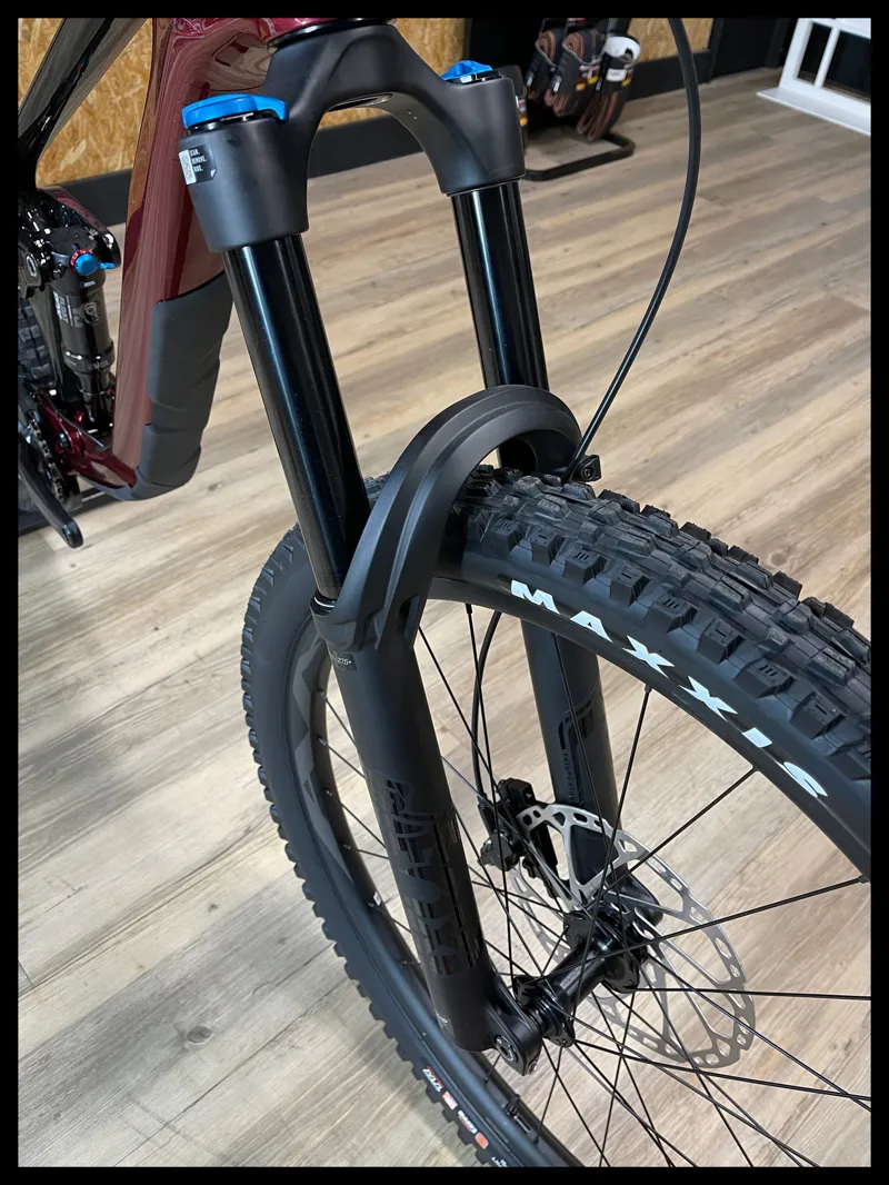 Giant Reign Advanced 2 Medium Sangria/Carbon 2025-6