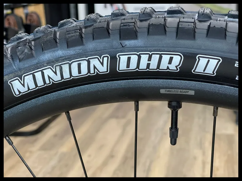 Giant Reign Advanced 2 Medium Sangria/Carbon 2025-10