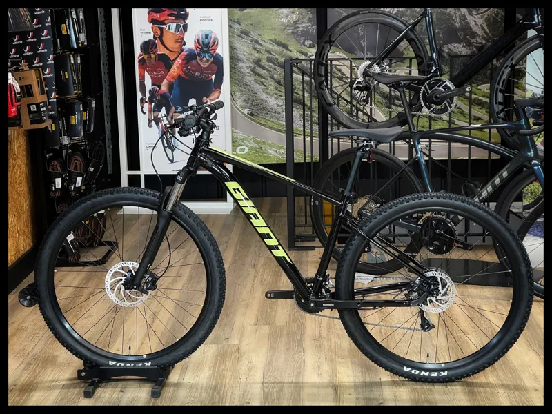 Giant Talon 3 Medium Metallic Black 2024-1