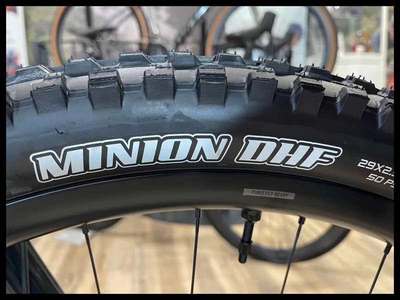 Giant Trance Advanced 29 2 Medium Carbon/Supernova 2024-9