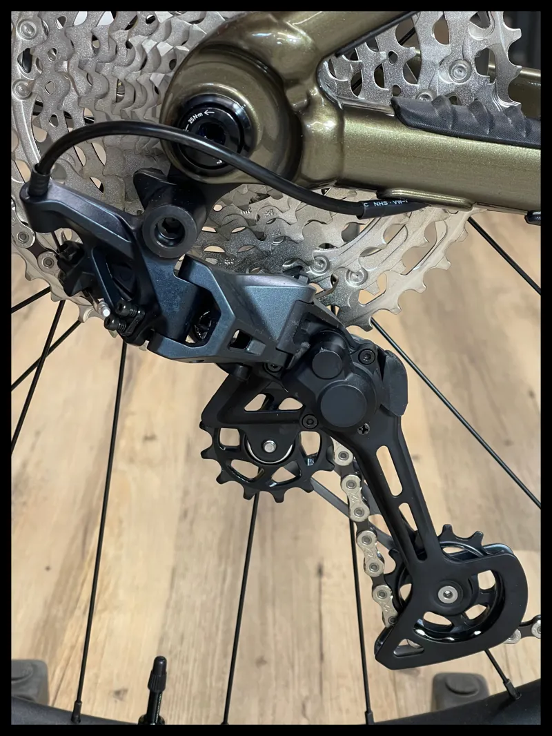 Giant Reign 2 29 Medium Black/Pyrite Brown 2024-3