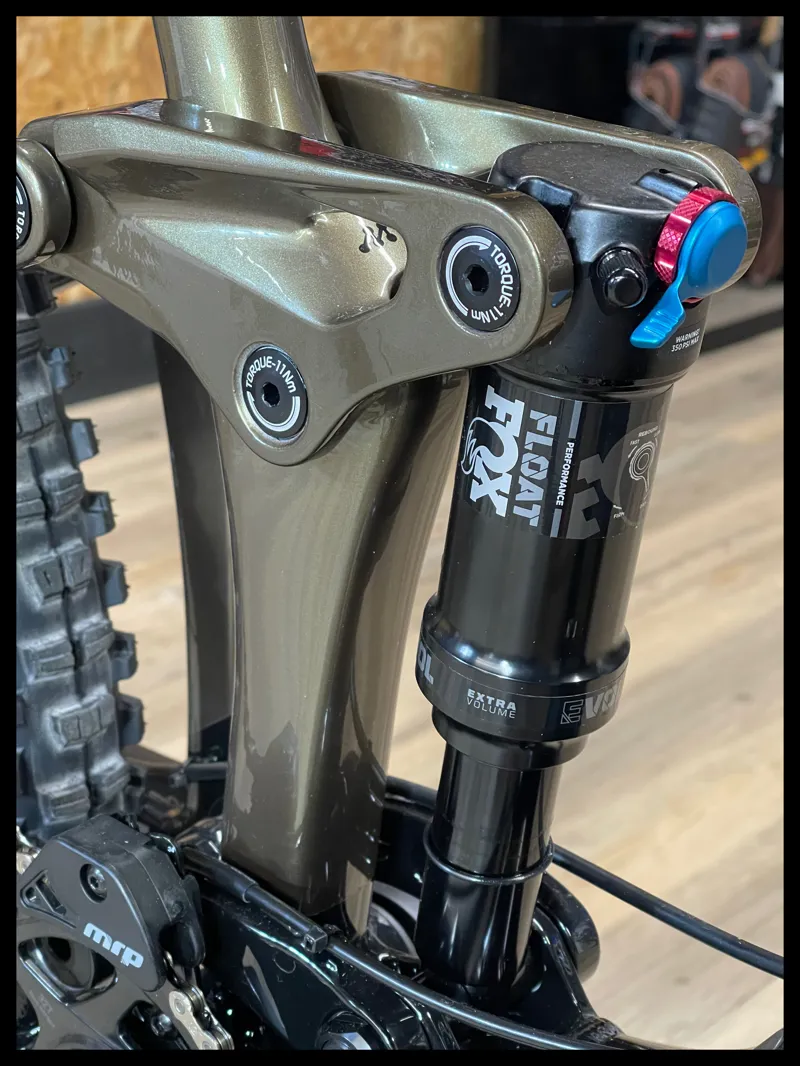 Giant Reign 2 29 Medium Black/Pyrite Brown 2024-5