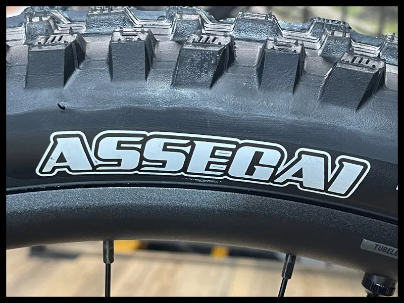 Giant Reign 2 29 Medium Black/Pyrite Brown 2024-9