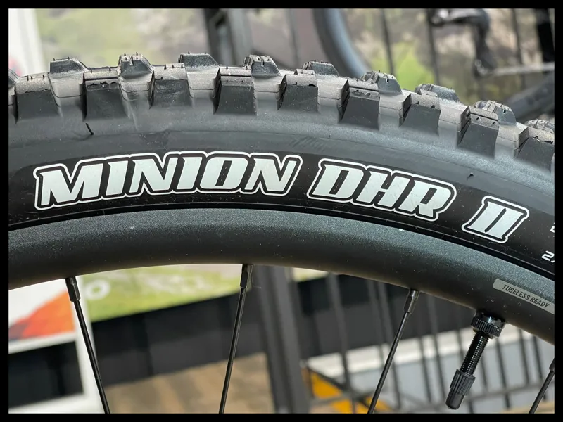 Giant Reign 2 29 Medium Black/Pyrite Brown 2024-10