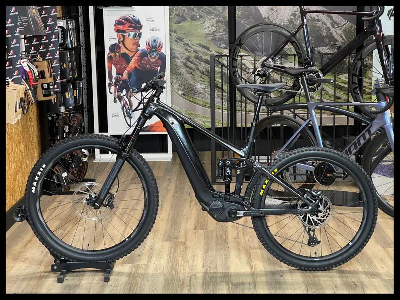 Giant Reign E+ 2  PRO MX Black Diamond-Black Medium 2022 Approved Used-1