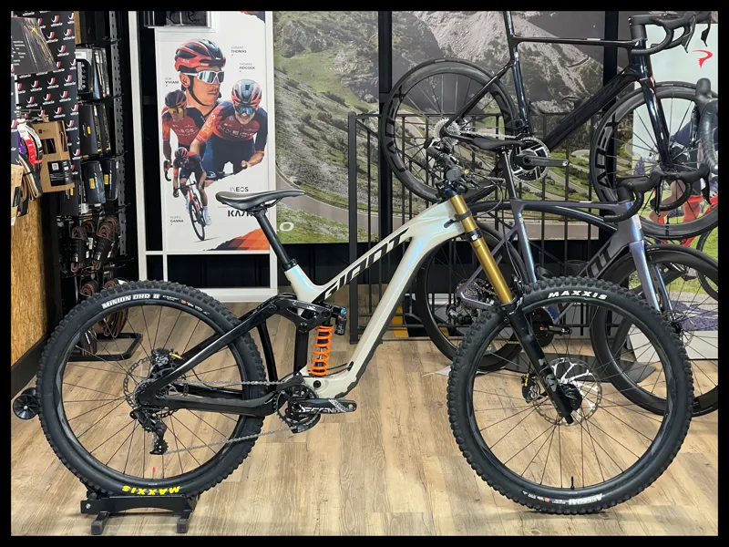 Giant Glory Advanced Small/Medium Shoreline 2024 Ex-Demo