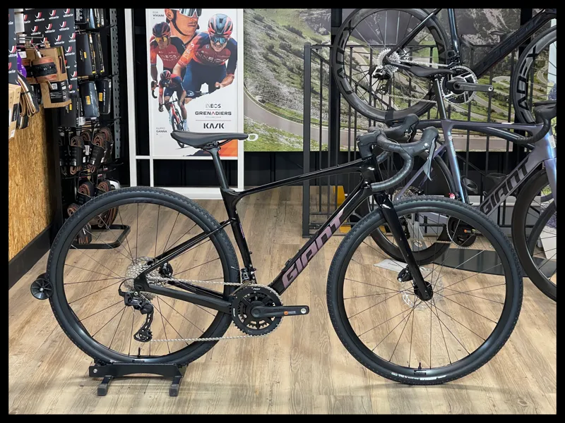 Giant Revolt Advanced 2 Carbon Small 2025