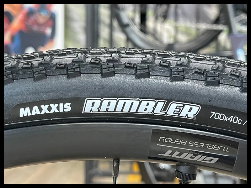 Giant Revolt Advanced 2 Carbon Small 2025-8