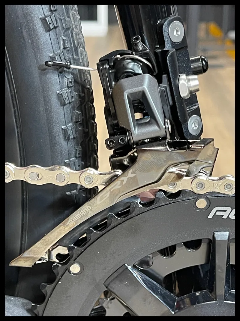 Giant Revolt Advanced 2 Carbon Small 2025-4