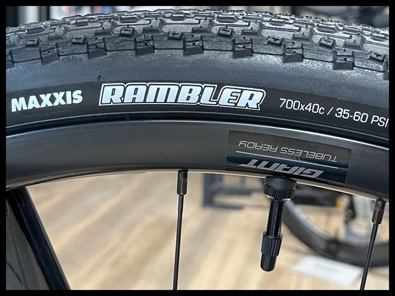 Giant Revolt Advanced 2 Carbon Small 2025-8