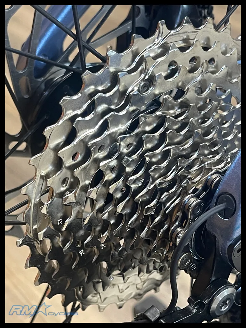 Giant Defy Advanced 1 Medium Frost Silver 2024-2